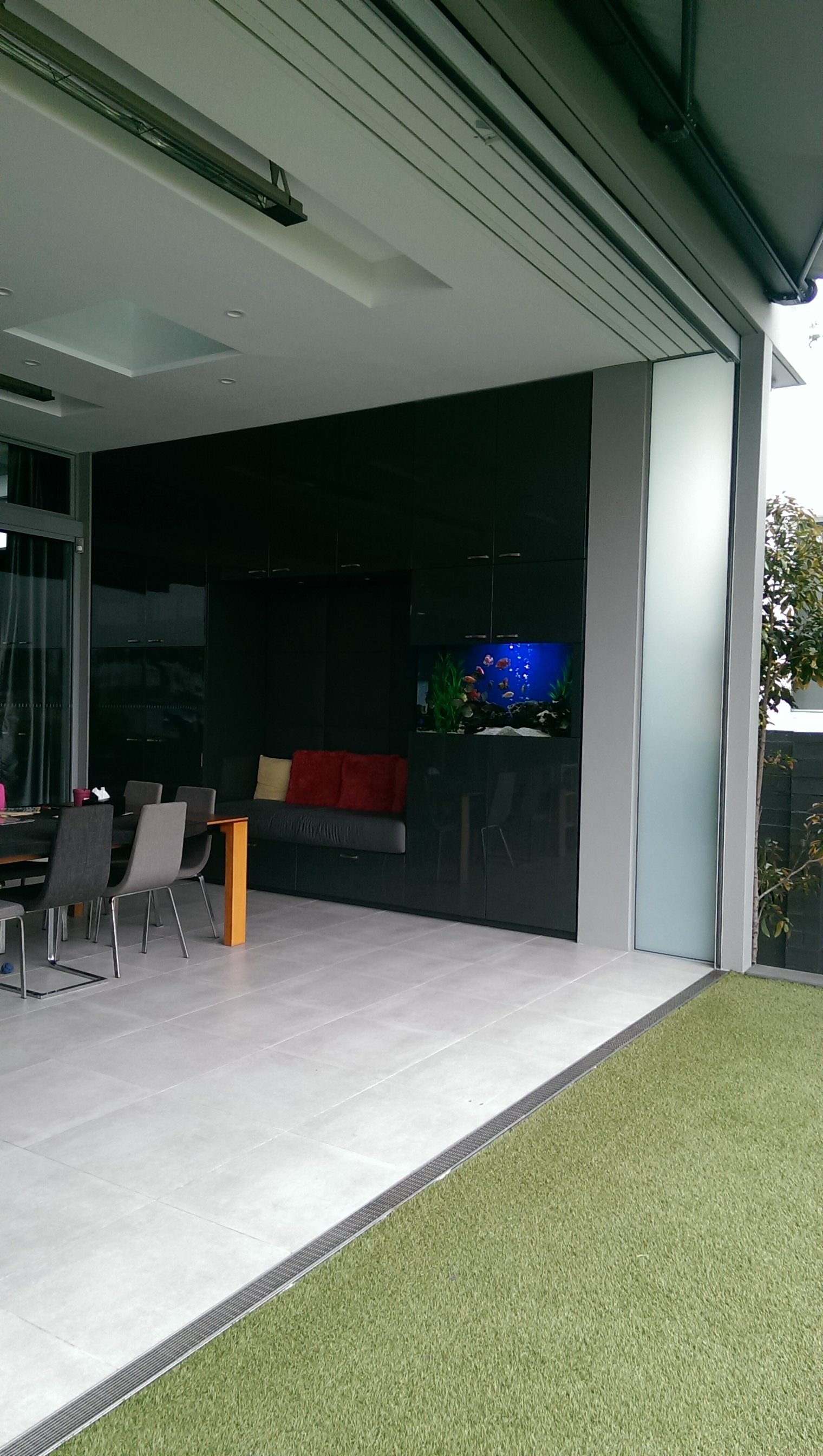 Tropical aquarium install